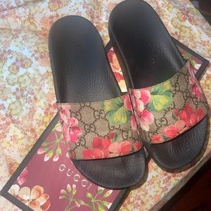 Gucci bloom slides worn. Still in good condition!!!